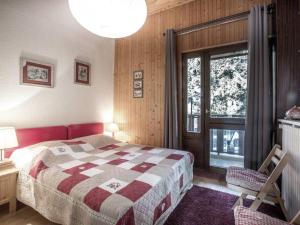 سرير أو أسرّة في غرفة في Appartement La Clusaz, 4 pièces, 6 personnes - FR-1-304-65