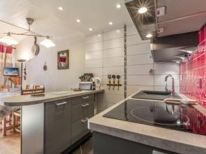 مطبخ أو مطبخ صغير في Appartement La Clusaz, 4 pièces, 6 personnes - FR-1-304-65