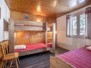 a room with two bunk beds in a cabin at Appartement La Clusaz, 3 pièces, 6 personnes - FR-1-304-82 in La Clusaz