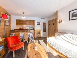 Habitación con cama, mesa y cocina. en Appartement La Clusaz, 3 pièces, 6 personnes - FR-1-304-82, en La Clusaz