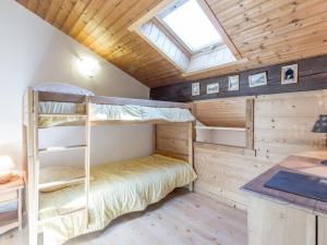 Una cama o camas cuchetas en una habitación  de Appartement La Clusaz, 3 pièces, 4 personnes - FR-1-304-101