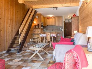 Appartement La Clusaz, 3 pièces, 4 personnes - FR-1-304-101にあるシーティングエリア