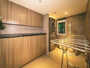 Una cocina o kitchenette en Hanting Hotel Qingdao Nanjing Road