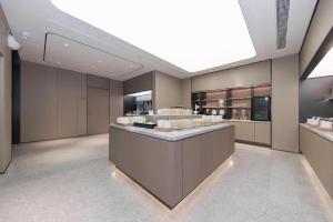 a large kitchen with a large island in a room at Ji Hotel Wuhan Jiedaokou in Han-yang-hsien