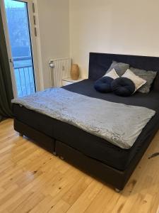 łóżko z niebieskimi poduszkami w sypialni w obiekcie 2 room and 1 living room charming family-friendly places w Kopenhadze