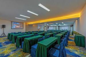 uma sala de conferências com mesas e cadeiras verdes em Hanting Hotel Xiamen Huli Avenue Free Trade Zone em Huli