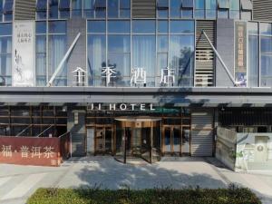 a building with a hotel sign in front of it at Ji Hotel Xuzhou Administrative Center Metro Station in Liuji