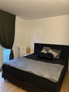 - une chambre avec un lit et 2 oreillers dans l'établissement 2 room and 1 living room charming family-friendly places, à Copenhague