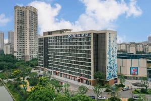 ein großes Gebäude in einer Stadt mit hohen Gebäuden in der Unterkunft Starway Hotel Ningbo Impression City in Panhuo