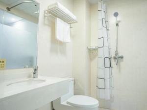 ein weißes Bad mit einem WC und einem Waschbecken in der Unterkunft Hi Inn Qinhuangdao Railway Station in Qianmafang