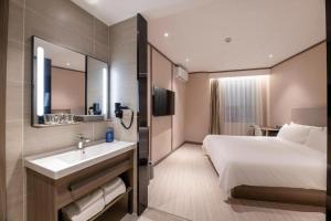 Um banheiro em Hanting Hotel Wuhan Qingshan Zhongyuan Plaza