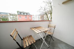 2 stoelen en een tafel in een kamer met een raam bij Apartment - Central with Balcony - Kitchen & More in Düsseldorf