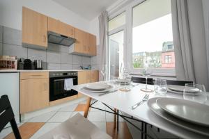 een keuken met een tafel met wijnglazen erop bij Apartment - Central with Balcony - Kitchen & More in Düsseldorf