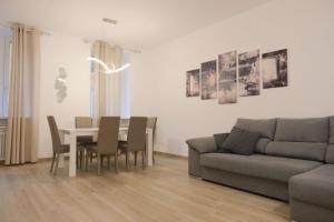 een woonkamer met een bank en een tafel en stoelen bij Case VR Holiday Canter House in Verona