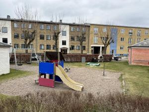 une aire de jeux avec toboggan en face d'un bâtiment dans l'établissement 2 room and 1 living room charming family-friendly places, à Copenhague