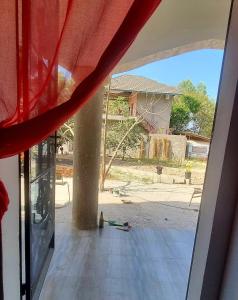 uma vista do interior de uma casa com uma janela em KAIRO em Brufut
