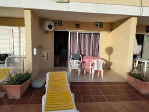 eine Terrasse mit einem Tisch und Stühlen auf einem Haus in der Unterkunft Edyro Yumbo apartment in Playa del Ingles