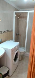 ein Badezimmer mit einer Waschmaschine und einem WC in der Unterkunft Edyro Yumbo apartment in Playa del Ingles