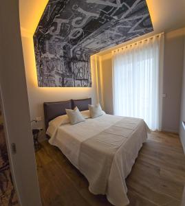 una camera da letto con un grande letto e un dipinto sul soffitto di Case Vacanze 106 Maison De Charme a Giovinazzo
