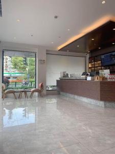 Hanting Premium Hotel Youjia Shanghai Century Avenue Metro Station tesisinde lobi veya resepsiyon alanı