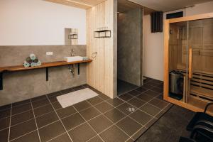 łazienka z umywalką i blatem w obiekcie Ferienhaus FuchsbAu w mieście Au