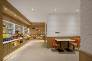 Una cocina o kitchenette en Hanting Hotel Qingdao Development Zone Jiangshan South Road