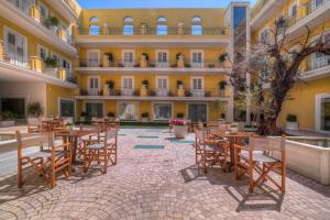 Bazén v ubytování Victoria Palace Hotel & Zen Wellness nebo v jeho okolí