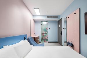 Hi Inn Nantong Haohe Scenic Spot tesisinde bir odada yatak veya yataklar