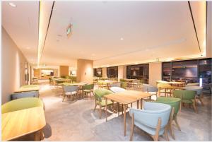 a restaurant with tables and chairs in a room at Ji Hotel Changde Hunan Wenli College in Changde