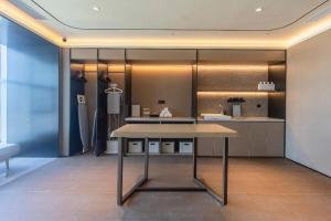 A kitchen or kitchenette at Ji Hotel Changde Hunan Wenli College