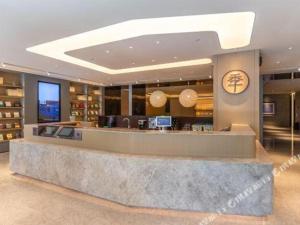 a lobby of a hotel with a reception desk at JI Hotel Lanzhou University Donggang West Road in Baidaoping