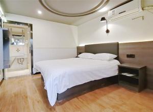 En eller flere senger på et rom på Hi Inn Shanghai World Expo Linyi Road