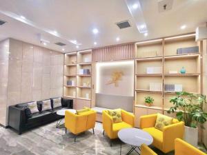The lounge or bar area at Starway Hotel Jining Taibai Middle Road Yunhecheng