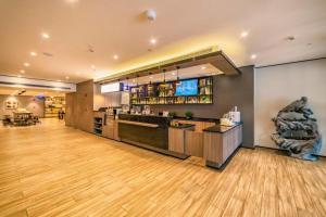 Gallery image of Hanting Hotel Qingdao Xianggang Zhong Road Aofan Center in Qingdao