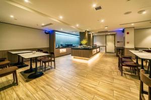 Restoran või mõni muu söögikoht majutusasutuses Hanting Hotel Qingdao Xianggang Zhong Road Aofan Center