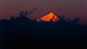 una vista de una montaña a lo lejos al atardecer en Hotel Elephant Nagarkot en Nagarkot