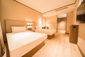 מיטה או מיטות בחדר ב-Hanting Hotel Shenyang Nanta Golden Horse Shoe City