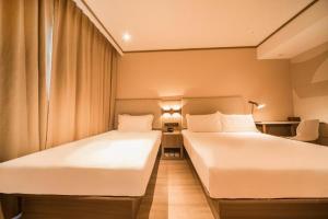 מיטה או מיטות בחדר ב-Hanting Hotel Shenyang Nanta Golden Horse Shoe City