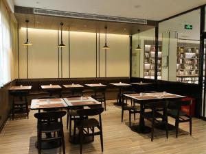 Un restaurante o sitio para comer en Hanting Hotel Cixian Yizhong