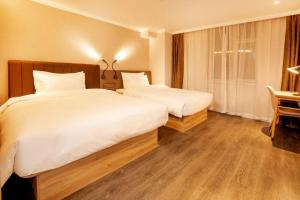 Säng eller sängar i ett rum på Hanting Premium Hotel Changchun Hongqi Street Wanda