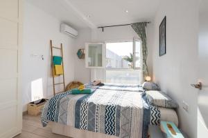 - une chambre avec un lit et une fenêtre dans l'établissement Sea view Apartment w/ 2 rooms, Beach: 1 minute, à Torremolinos