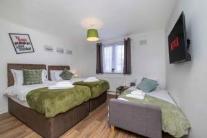Кровать или кровати в номере Charming 3-Bed Townhouse in Vibrant Ealing