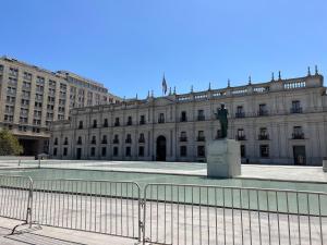 un grande edificio con una statua davanti di NR apart a Santiago