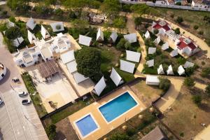 an overhead view of a house with a swimming pool at Kampaoh Lago de Arcos in Arcos de la Frontera