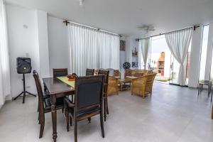 comedor con mesa y sillas en Albamar - Casa Antonio - Beach house, en El Ñuro