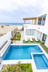 una casa con piscina junto a la playa en Albamar - Casa Antonio - Beach house, en El Ñuro