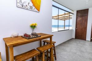 comedor con mesa, sillas y ventana en Albamar - Casa Antonio - Beach house, en El Ñuro