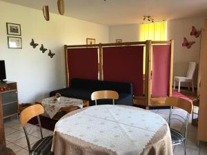 - un salon avec une table, des chaises et un lit dans l'établissement Fewo mit eigener Terrasse und Ausblick, à Mechernich