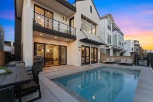 Casa con piscina y casa en Vinnie's Beach House home, en St. George