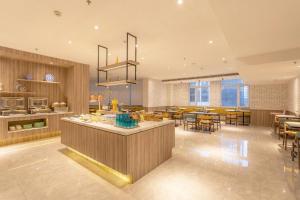 Un restaurant u otro lugar para comer en Hanting Premium Hotel Shenyang Hunnan Aoti Center